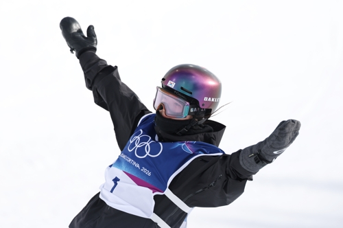 11일(현지시간) 이탈리아 리비뇨 스노파크에서 열린 2026 밀라노-코르티나담페초 동계올림픽 스노보드 여자 하프파이프 예선에 출전한 최가온이 경기를 펼치고 있다. 연합