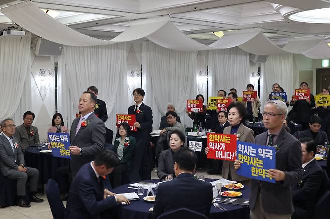 대전시약사회가 11일 정기대의원총회에서 한약사 문제에 대한 개선을 위해 입법을 촉구하는 피케팅을 하고 있다.  &nbsp;(사진=임병안 기자)