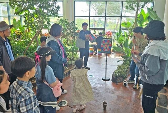 지난해 익산 금마 서동생태관광지에서 전통과 자연을 함께 즐길 수 있는 체험형 이벤트가 진행되고 있다./사진 제공=익산시