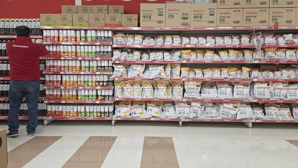 홈플러스 진해점에서 한 노동자가 홈플러스 자사 제품을 진열대에 진열하고 있다. /안지산 기자