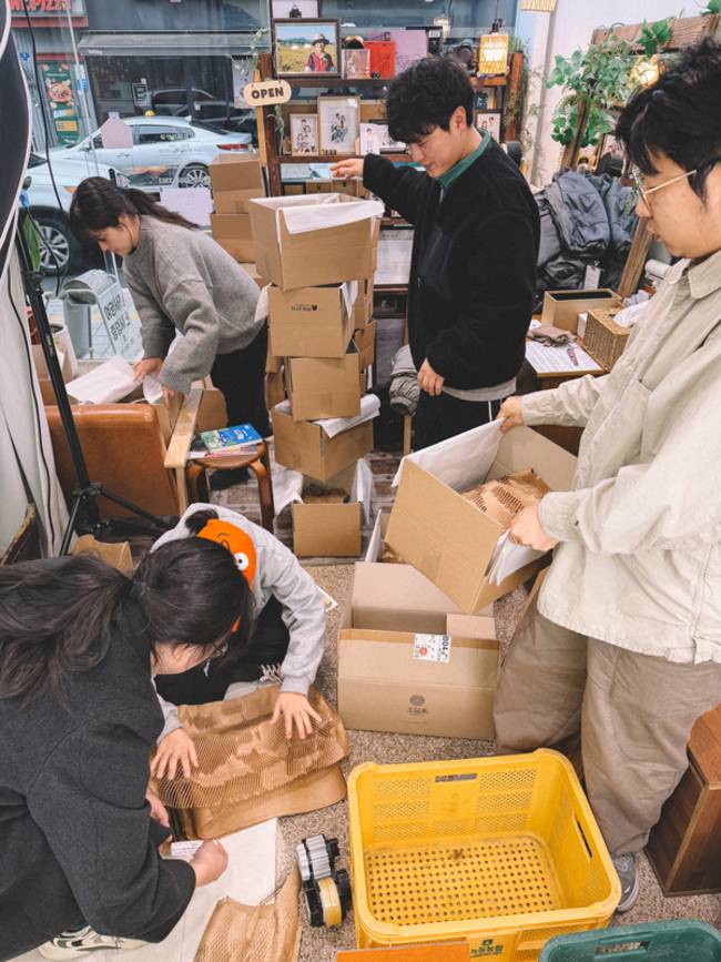 남해 귀촌한 청년들이 함께 멀리 가고자 하는 뜻을 담아 마련한 설 선물 꾸러미를 포장하고 있다. /카카카친구들