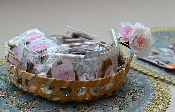 대감엿코리아가 만든 진해콩엿. /김구연 기자