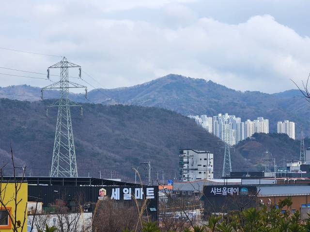 거제시 상문동 주민의 최대 골칫거리였던 고압 송전선로가 사라진다. 도심을 관통하는 송전선로를 위해 아파트 단지 인근과 상가 주변에 15기가 넘는 송전철탑이 세워져 있다. 거제시 제공