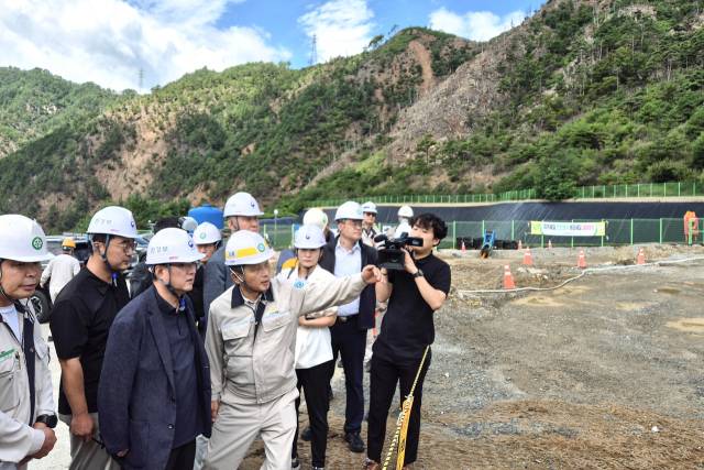 김성환 환경부 장관이 지난해 8월 경북 봉화군 영풍 석포제련소를 방문해 환경관리 현황에 대해 듣고 있다. 연합뉴스