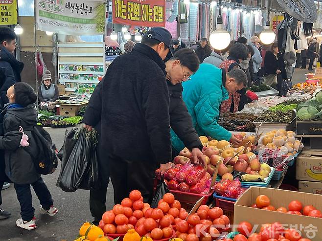 12일 오전 설 연휴 전 마지막으로 열린 제주시민속오일시장에서 시민들이 과일을 고르고 있다.