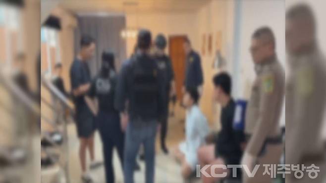 지난해 11월, 태국에서 검거되는 역베팅 투자사기 피의자들 (제공 : 제주경찰청)