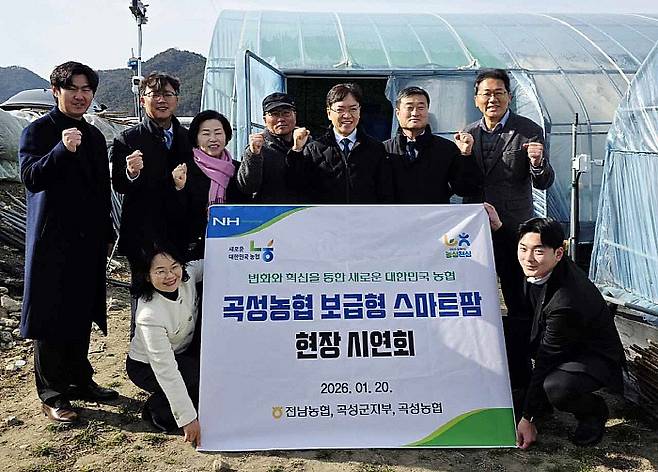 농협전남본부는 20일 곡성군 오곡면에 위치한 보급형 스마트팜 운영 시설을 방문해 현장 경영을 실시하고 사업 정착 상황과 농가 애로를 청취했다. 농협전남본부 제공