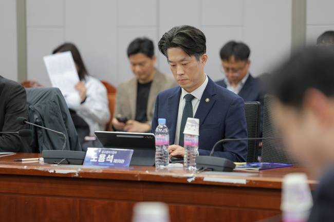 노용석 중소벤처기업부 제1차관이 '제1회 벤처·스타트업 성장포럼'에서 참석자들과 토론을 진행하고 있다.