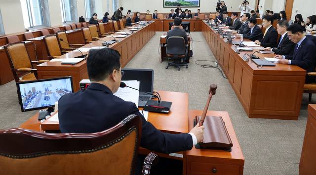 12일 국회에서 열린 기후에너지환경노동위원회 전체회의에서 국민의힘 의원들이 퇴장한 가운데 안호영 위원장을 비롯한 여당 의원들이 산업안전보건법 개정안 등 법안을 처리하고 있다. 연합뉴스