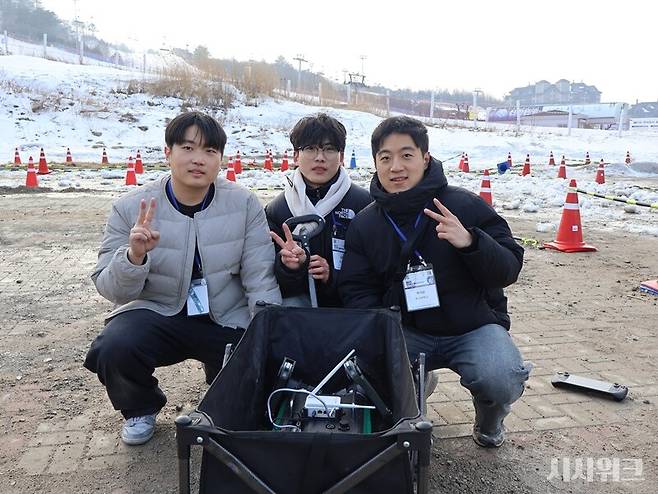 이인호 부산대학교 전기전자공학부 교수 연구실(CAMEL) 소속 'CamelStride' 연구원들의 모습./ 사진=박설민 기자