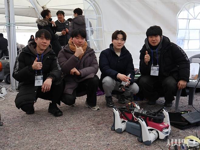 이번 대회 우승을 차지한&nbsp;홍익대학교 'ROMODOG(김동건, 백승태, 이상희, 정규태, 최영민)팀'과 로봇&nbsp;'로모도그'./ 사진=박설민 기자
