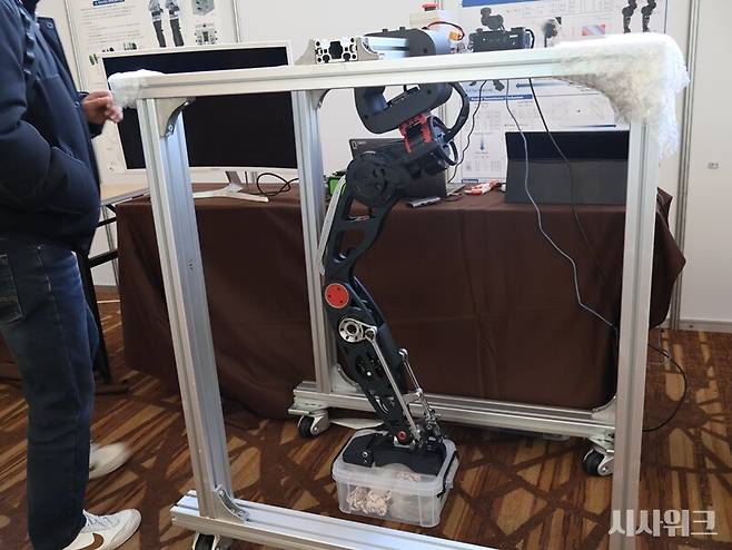 조백규 교수가 개발한 휴머노이드 로봇 다리./ 사진=박설민 기자