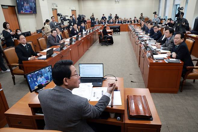 ▲12일 국회에서 열린 대미투자특별법 처리를 위한 특별위원회 제1차 전체회의에서 위원장인 국민의힘 김상훈 의원이 특위를 비공개로 전환할 것임을 알리며 취재진 퇴장을 요청하고 있다.