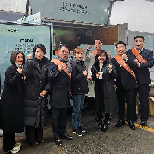 한화생명금융서비스 평택지부 FP들이 11일 한화생명 H카페 앞에서 기념 촬영을 하고 있다. [사진=한화생명]