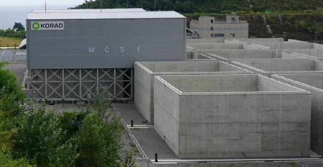 중저준위 방폐물 처분시설 2단계 표층처분시설.이 시설은 12만 5000 드럼 규모로 지표 30m 이내에 천연공학적 방벽을 구축해 방사성 폐기물을 처분하는 곳으로 올해 상반기 준공식을 진행할 예정이다.(사진=한국원자력환경공단)