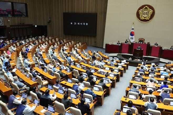 국회의원들이 12일 오후 서울 여의도 국회에서 열린 제432회국회(임시회) 제6차 본회의에서 한복을 입고 있다.(사진=뉴시스)