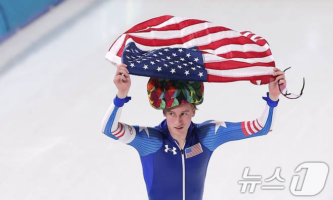 미국 스피드스케이팅 조던 스톨츠가 11일(현지시간) 이탈리아 밀라노 스피드스케이팅 스타디움에서 열린 2026 밀라노·코르티나담페초 동계올림픽 스피드스케이팅 남자 1000m 경기에서 금메달을 차지한 후 팬들에게 인사하고 있다. 2026.2.12 ⓒ 뉴스1 김성진 기자