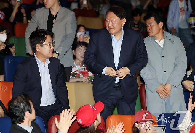 2025년 5월 21일 윤석열 전 대통령이 서울 메가박스 동대문에서 영화 ‘부정선거, 신의 작품인가’ 관람을 하고 있다. 왼쪽부터 이영돈PD, 윤 전 대통령, 전한길 전 한국사 강사. 2025.5.21 ⓒ 뉴스1 박세연 기자