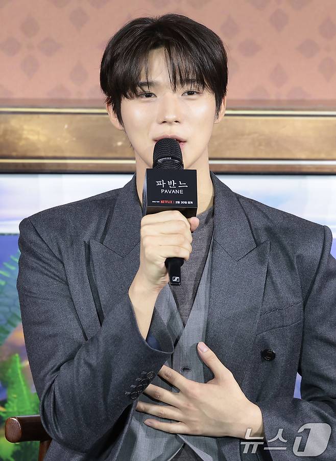 배우 문상민이 12일 오전 서울 강남구 코엑스 메가박스에서 열린 넷플릭스 영화 '파반느' 제작보고회에 참석해 포즈를 취하고 있다. '파반느'는 마음의 문을 닫고 살아가던 세 사람이 서로에게 빛이 되어주며 삶과 사랑을 마주하게 되는 영화이다. 2026.2.12 ⓒ 뉴스1 권현진 기자