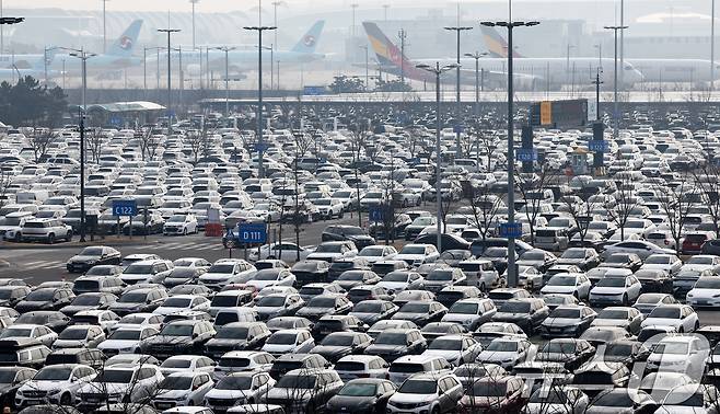 설 명절 연휴를 앞둔 12일 오전 인천국제공항 2터미널 장기주차장이 주차 차량으로 붐비고 있다. 2026.2.12 ⓒ 뉴스1 최지환 기자