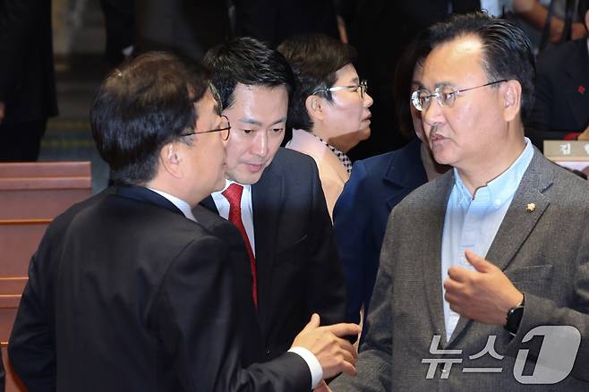 장동혁 국민의힘 대표가 12일 서울 여의도 국회에서 열린 의원총회에서 의원들과 대화하고 있다. 2026.2.12 ⓒ 뉴스1 신웅수 기자