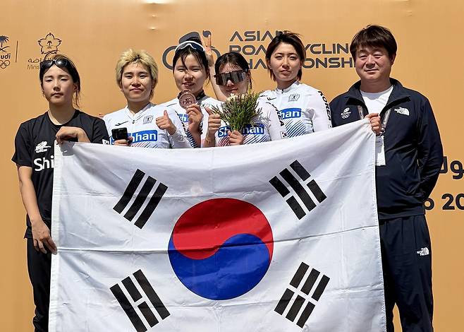 아시아도로사이클선수권대회에서 동메달을 딴 신지은(가운데)이 기념촬영을 하고 있다.(대한사이클연맹 제공)