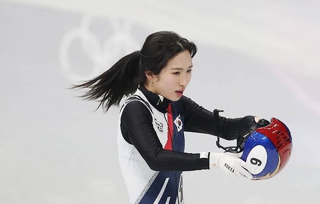 10일(현지시간) 이탈리아 밀라노 아이스스케이팅 아레나에서 열린 2026 밀라노·코르티나 동계올림픽 쇼트트랙 혼성계주 준결승에서 미국팀과 충돌해 넘어진 김길리가 아쉬워하고 있다. 사진 | 밀라노=연합뉴스
