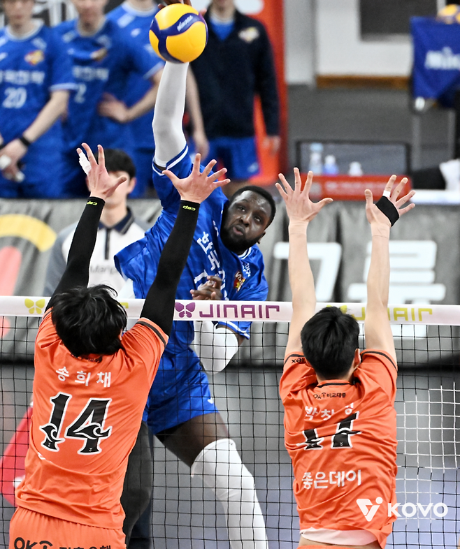 베논을 막는 OK저축은행 선수들. 제공 | 한국배구연맹