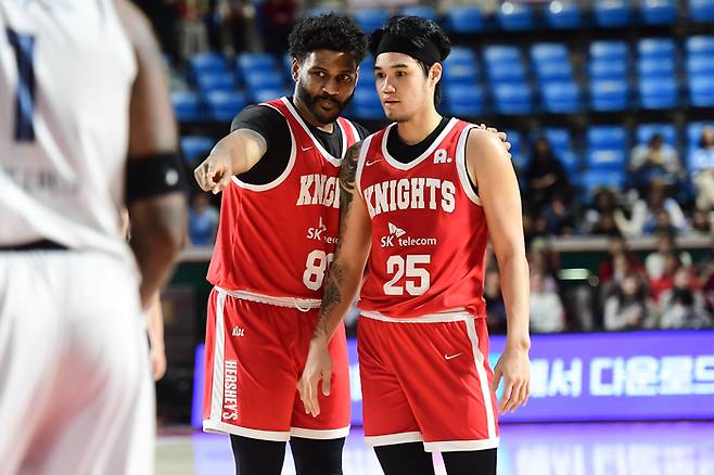 서울 SK 알빈 톨렌티노(오른쪽)과 대릴 먼로. 사진 | KBL