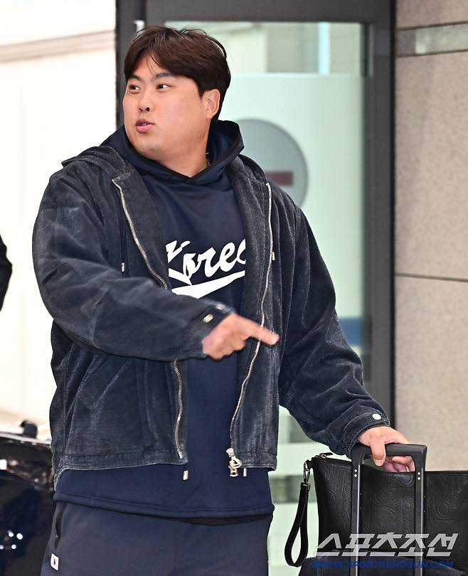 20일 오후 야구국가대표팀 선수들이 인천공항 제1터미널을 통해 귀국했다. 입국장을 나서고 있는 류현진. 인천공항=송정헌 기자songs@sportschosun.com/2026.01.20/