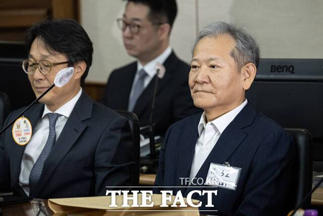 이상민 전 행정안전부 장관이 지난해 10월 17일 서울 서초구 서울중앙지법에서 열린 내란 중요임무 종사 등 혐의 첫 공판기일에 출석해 피고인석에 앉아 있다./사진공동취재단