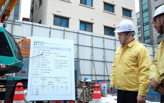 지난 10일 박준희 관악구청장(왼쪽)이 설명절을 앞두고 신축공사장 안전을 점검했다. /관악구