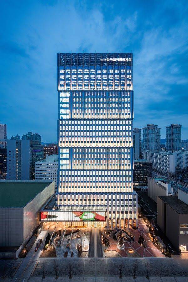 교직원공제회 건물 전경