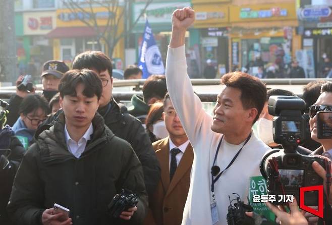 극우 유튜버 전한길 씨가 12일 경찰조사를 받기위해 서울 동작경찰서를 출석하는 도중 지지자들과 인사를 나누고 있다. 윤동주 기자