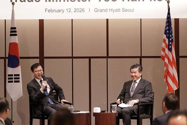 여한구 산업통상부 통상교섭본부장과 제임스 김 주한미국상공회의소(암참) 회장이 12일 서울 용산구 그랜드 하얏트 호델에서 열린 암참이 주최한 특별 오찬 간담회에서 대화를 나누고 있다. 연합뉴스