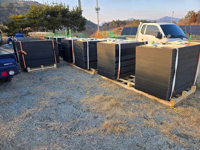 지난해 말 지방의 한 재활용 업체가 회사 인근 부지에 태양광 폐패널을 겹겹이 쌓아둔 모습. 2000년대 초 설치된 1세대 태양광 패널들의 수명이 다하면서 최근 폐패널이 급격히 늘고 있다. 특히 작년엔 폐패널 발생량이 정부 예측치의 2배를 웃돌면서, 폐패널 처리를 위한 대책이 필요하다는 지적이 나온다. /독자 제공