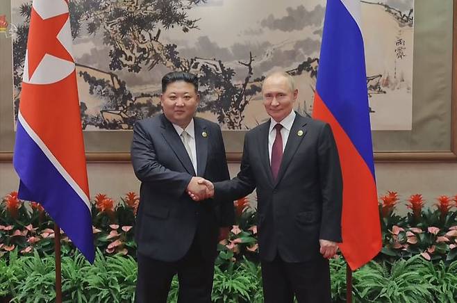 악수하는 김정은 북한 국무위원장-푸틴 러시아 대통령
