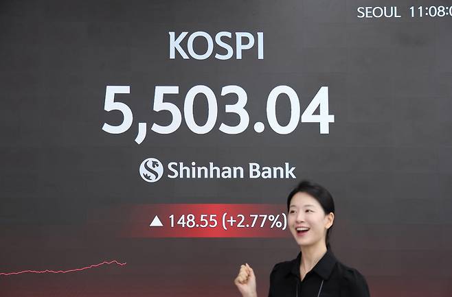 코스피가 사상 처음 장중 5500을 돌파한 2026년 2월 12일, 신한은행 본점에서 직원이 웃고 있다. /신한은행