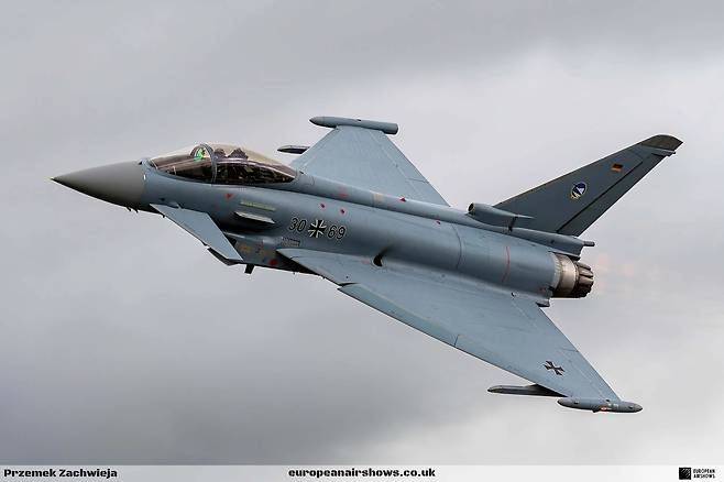 2003년부터 배치된, 유럽의 독자적인 전투기 유로파이터 '타이푼'. 4세대 기반이지만 AESA 레이더와 업그레이드된 전자전 장비, 일부 레이더 반사면적 감소 설계 등 추후 변화를 통해 4.5세대로 분류된다.