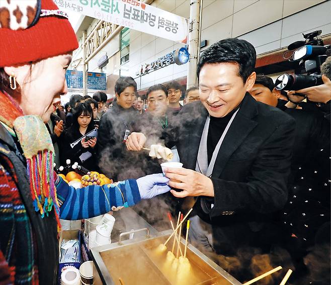 김동환 기자장동혁, 설 연휴 앞두고 대구로   장동혁(오른쪽) 국민의힘 대표가 11일 대구 서문시장을 방문해 어묵을 먹으며 상인과 대화하고 있다. 장 대표는 “저희에게 늘 힘 보태주시는 만큼 저희도 힘 되게 노력하겠다”고 말했다.