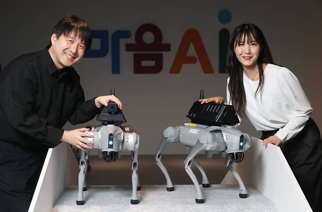 2026년 1월 28일 경기도 성남시 피지컬 AI 스타트업 '마음 AI' 사무실에서 최홍섭(왼쪽) 대표와 원미르 팀장이 로봇개와 포즈를 취하고 있다. /장경식 기자