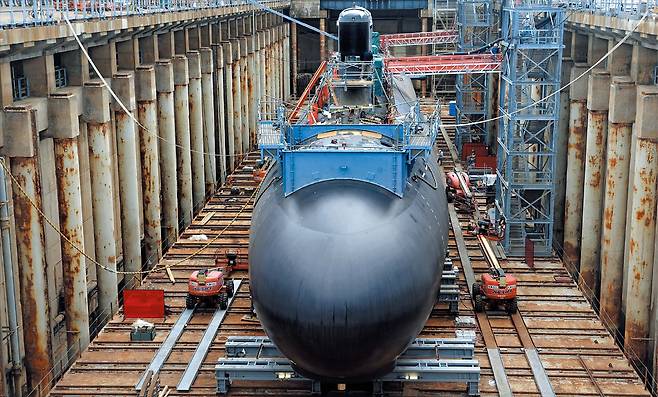 미국 버지니아급 원자력 추진 잠수함 ‘일리노이’함이 2015년 미국 코네티컷주 그로턴 조선소에서 건조 중인 모습. 트럼프 대통령은 “한국 원자력 추진 잠수함은 미국 필라델피아(필리)조선소에서 건조할 것”이라며 “미국 조선업은 대대적인 부활을 맞을 것”이라고 했다. /AP 연합뉴스