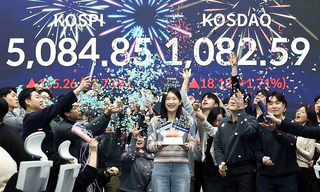 코스피지수가 사상 처음으로 5000포인트를 넘어 마감한 지난 1월 27일, 서울 우리은행 본점 딜링룸 모습./뉴스1