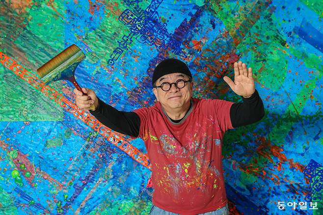 데뷔전 ‘김수철: 소리 그림’을 여는 가수 김수철은 “자꾸 돈 따지면 세상에 할 수 있는 일이 거의 없다. 그림도 내가 즐거워서 하는 일”이라며 “이 길이 내 길이다 싶으면 가는 거다”라면서 소리 내 웃었다. 이한결 기자 always@donga.com