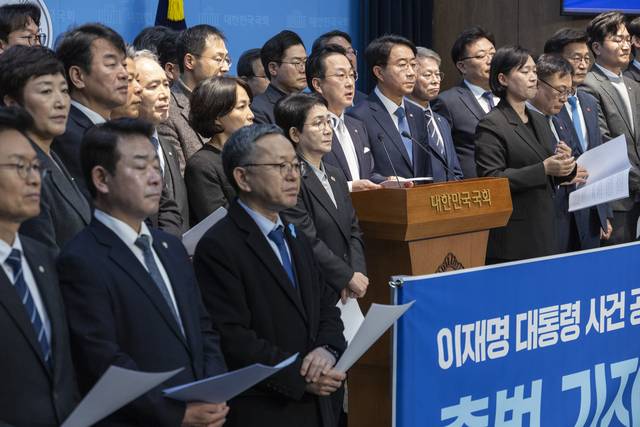 12일 국회 소통관에서 열린 이재명 대통령 사건 공소취소와 국정조사 추진을 위한 의원 모임 출범 기자회견에서 상임대표를 맡은 더불어민주당 박성준 의원이 발언하고 있다. [연합뉴스]
