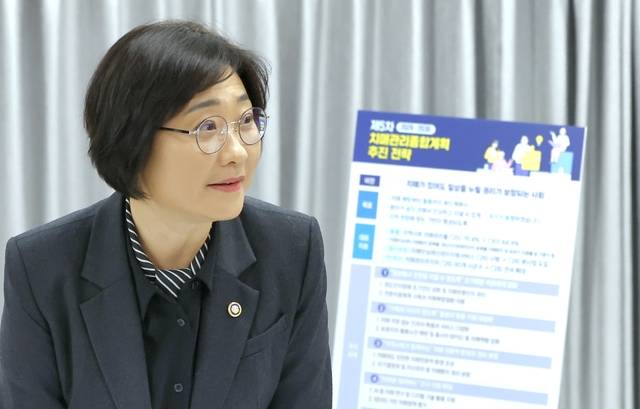 이스란 국가치매관리위원회 위원장(복지부 제1차관)이 12일 ‘제5차 치매관리 종합계획(2026∼2030년)’에 대해 설명하고 있다. [복지부 제공]