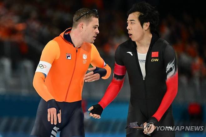 롄쯔원에게 분노를 표시하는 유프 베네마르스.연합뉴스