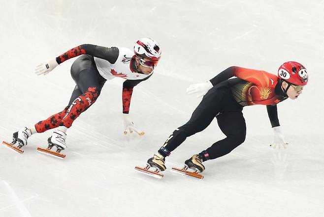 10일(현지시간) 이탈리아 밀라노 아이스스케이팅 아레나에서 열린 2026 밀라노ㆍ코르티나담페초 동계올림픽 쇼트트랙 남자 1000m 예선에서 중국 쇼트트랙 국가대표 린샤오쥔(한국명 임효준)이 역주하고 있다.연합뉴스