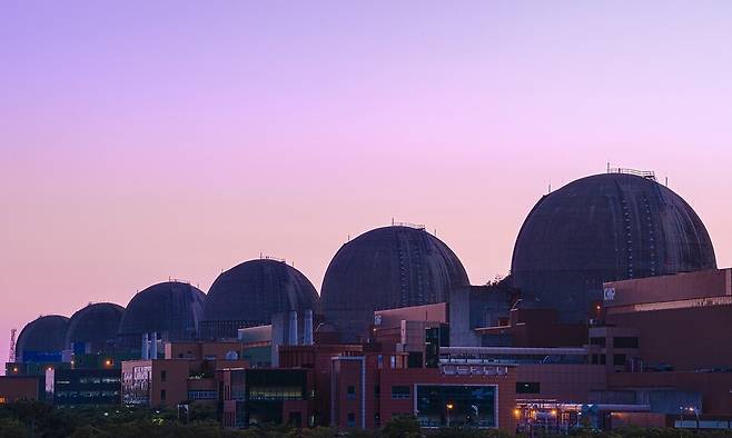 전남 영광에 위치한 한빛원전1~6호기. 1호기는 작년 12월, 2호기는 올해 9월 40년의 설계수명이 만료된다. 현재 수명연장(계속운전)이 추진 중이다. 한국수력원자력 제공