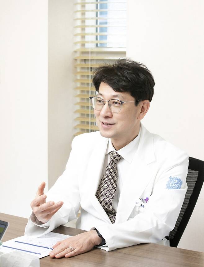 지난 3일 경기도 성남시 분당서울대병원에서 건강한겨레 취재진과 인터뷰 중인 김홍빈 대한감염학회 이사장(분당서울대병원 감염내과 교수). 최지현 기자